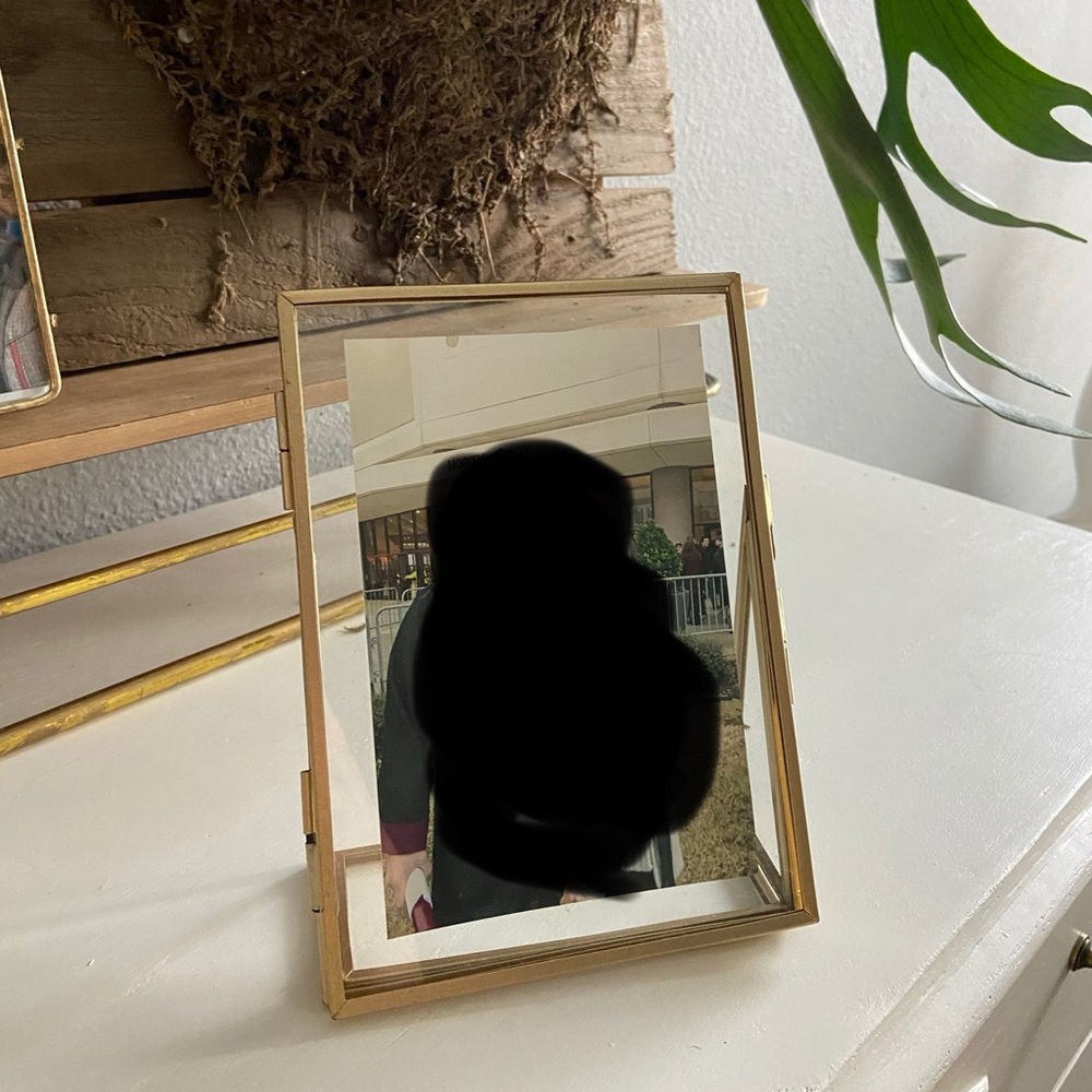 Gold picture frame- 4X6 photo inside